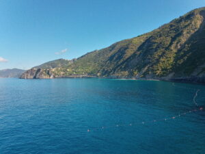 Vista di Corniglia dalla passeggiata sul mare a Manarola